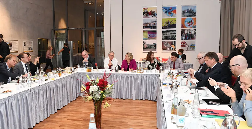 Kurz vor dem Gespräch: Die Mitglieder des Senats mit Bundesumweltministerin Svenja Schulze (Mitte)