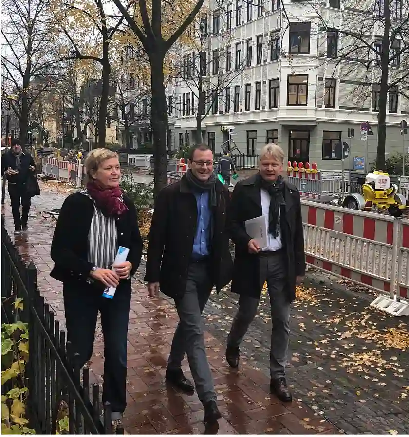 Brigitte Hawelka, Quartiersmeisterei Lehe, Senator Günthner und Sieghard Lückehe, STÄWOG auf dem Weg von der Goethe 45 zum Goethe Camp.