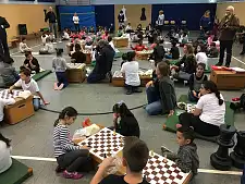 Schach in der Turnhalle der Grundschule Glockenstraße. 