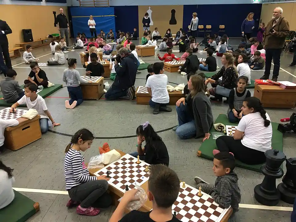 Schach in der Turnhalle der Grundschule Glockenstraße. 