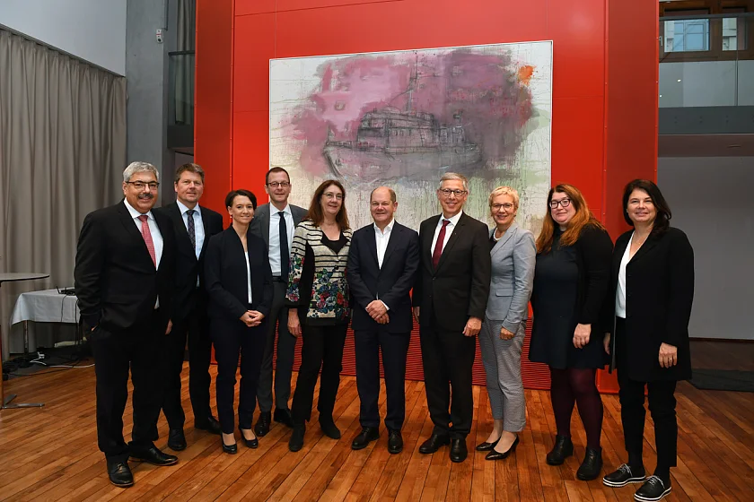 Die Mitglieder des Senats sowie Bremerhavens Oberbürgermeister Melf Grantz vor dem Gespräch mit Vizekanzler und Finanzminister Olaf Scholz in der Bremer Landesvertretung in Berlin