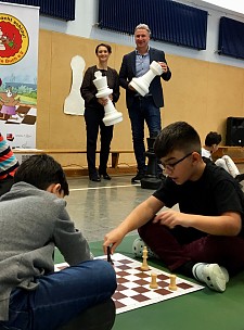 Dr. Claudia Bogedan und Marco Bode freuen sich über viele junge Schachspieler in den Grundschulen. 
