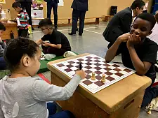 Zug um Zug erlernen Grundschüler auch in der Glockenstraße das königliche Spiel.