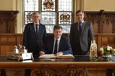 Eintrag in das Goldene Buch: Bürgermeister Dr. Carsten Sieling, Botschafter Edgardo Maria Malaroda und Generalkonsul Fernando Brun