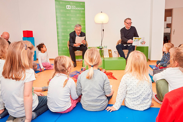 Bürgermeister Carsten Sieling liest gemeinsam mit dem Autor Dirk Böhling aus "Pummel Plüschmoors"