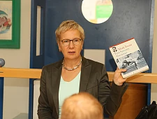 Senatorin Eva Quante-Brandt las aus dem Klassiker von Mark Twain "Tom Sawyers Abenteuer"