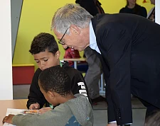 Ein Patenteam aus der Oberschule Gröpelingen und der Grundschule Humannstraße liest mit Bürgermeister Carsten Sieling
