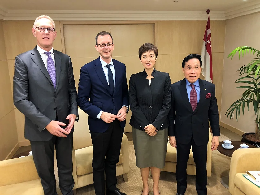 v.l.n.r.: Frank Dreeke, Vorstandsvorsitzenden der BLG Logistics Group; Martin Günthner, Senator für Wirtschaft, Arbeit und Häfen; Josephine Teo, Ministerin für Arbeit der Republik Singapur und C.K. Ow, Chairman der Singapore Shipping Corporation Limited.