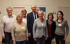 Frank Dahlenberg, Schulleiter, Maria Zywica, Gesundheitsfachkraft, Dr. Thomas Liebsch, Hausarzt, Dr. Jörg Hermann, KV, Senatorin Eva Quante-Brandt, Dr. Etta Huppertz, Gesundheitsamt, Dr. Sylvia Offenhäuser, Gesundheitsressort (v.l.) 