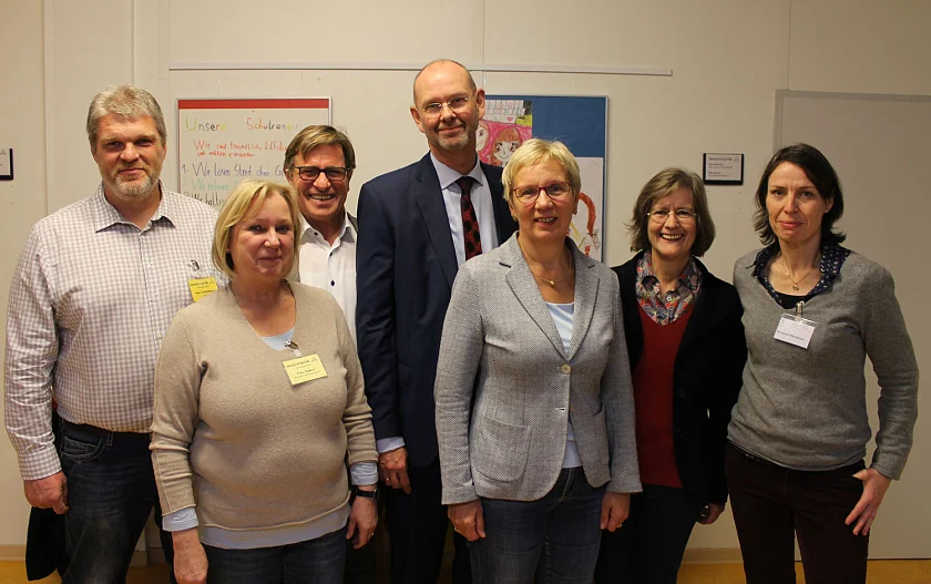 Frank Dahlenberg, Schulleiter, Maria Zywica, Gesundheitsfachkraft, Dr. Thomas Liebsch, Hausarzt, Dr. Jörg Hermann, KV, Senatorin Eva Quante-Brandt, Dr. Etta Huppertz, Gesundheitsamt, Dr. Sylvia Offenhäuser, Gesundheitsressort (v.l.) 
