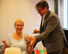 Impfen ist gar nicht schlimm! Senatorin Quante-Brandt wird von Dr. Liebsch geimpft 