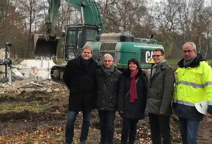 Das Foto zeigt (v.l.n.r.) auf der Baustelle:  Jochen Ralle (Betriebsleiter Bremer Bäder GmbH), Uwe Siefke (Technischer Leiter Bremer Bäder GmbH), Martina Baden, Jan Fries (Staatsrat bei der Senatorin für Soziales, Jugend, Frauen, Integration und Sport sowie Aufsichtsratsvorsitzender der Bremer Bäder GmbH), Udo Janßen (janßen bär partnerschaft mbB – Architekten und Ingenieure)