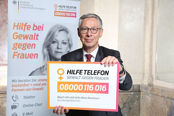 Bürgermeister Carsten Sieling unterstützt die Mitmachaktion "Wir brechen das Schweigen" des Hilfetelefons "Gewalt gegen Frauen" © Hilfetelefon