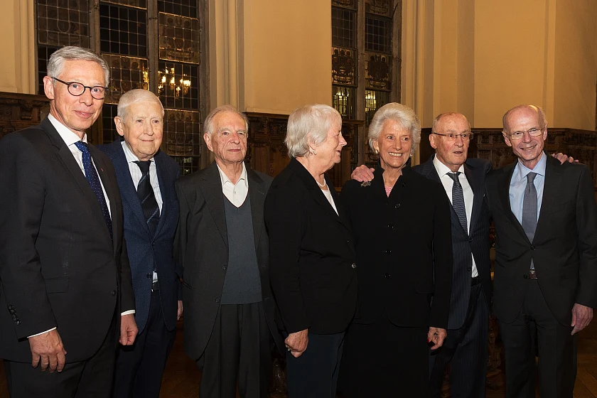 (v.l.n.r): Bürgermeister Carsten Sieling, Bernd Hockemeyer, Klaus Hübotter, Brigitte Stuthmann, Barbara Grobien, Uwe Hollweg und Bürgerschaftspräsident Christian Weber vor Beginn des Bürgermahls in der Oberen Rathaushalle. 