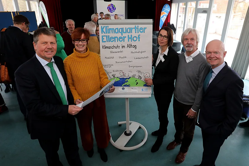 Gaben den Startschuss für das Modellvorhaben "Klimaquartier Ellener Hof": (v. l.) Dr. Joachim Lohse, Sabine Schöbel, Hausleiterin des Stiftungsdorfes Ellener Hof, Katja Muchow, Arend Stühl und Alexander Künzel