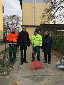 Senator Günthner kommt mit Teilnehmenden des PASS-Programms ins Gespräch.