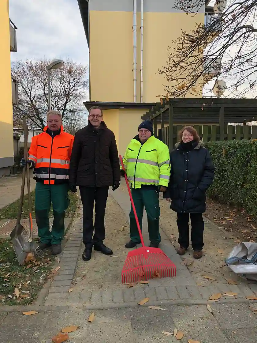 Senator Günthner kommt mit Teilnehmenden des PASS-Programms ins Gespräch.