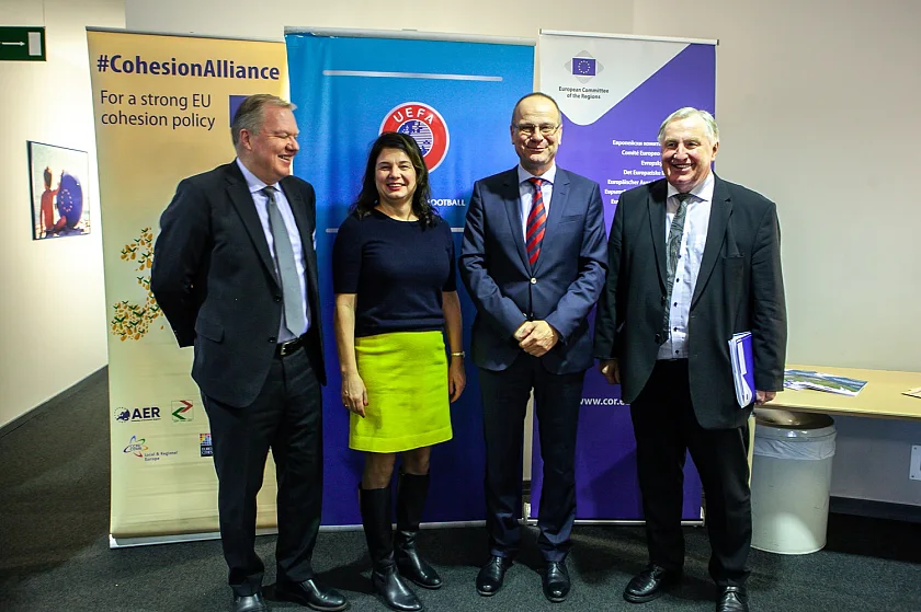 Staatsrätin Hiller mit dem Vizepräsidenten der UEFA, Karl-Erik Nilsson, dem EU-Kommissar für Bildung, Kultur, Jugend und Sport, Tibor Navracsics, sowie dem Präsidenten des Europäischen Ausschusses der Regionen, Karl-Heinz Lambertz, bei der Veranstaltung von AdR und UEFA (von links nach rechts). 