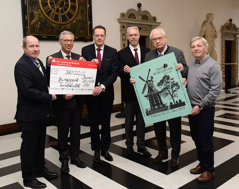 Symbolische Scheckübergabe mit Tombola-Geschäftsführer Dietmar Hoppe, Bürgermeister Carsten Sieling, Dietrich Grashoff (Vorstand Bürgerparkverein), Parkdirektor Tim Großmann, Hans-Jochen Pönitz (1. Vorsitzender Achterdiekpark e.V.) und Christof Steuer (1. Vorsitzender Förderverein Knoops Park e.V.) (v.l.n.r.)