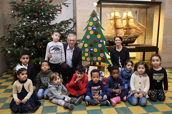 Bürgermeister Sieling und Senatorin Bogedan mit den Kindern aus dem Kinder- und Familienzentrum Robinsbalje 