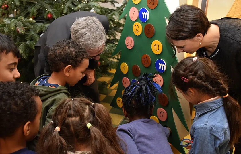 Endlich darf das erste Türchen geöffnet werden: Bürgermeister Sieling hilft bei der Suche