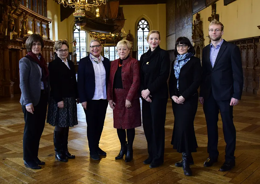 Gruppenbild in der Oberen Rathaushalle: Prof. Dr. Martina Röhrich, Prof. Dr. Joanna Bednarz, Andrea Frohmader, Prof. Dr. Ewa Oziewicz, Prof. Dr. Christiane Trüe LL.M., Dr. Magdalena Markiewicz, und Dr. Tomasz Bielinski  (von links)