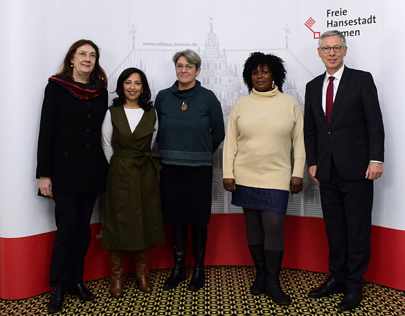 Sie freuen sich über den Start der Einbürgerungskampagne des Senats (v.l.n.r.): Bürgermeisterin Karoline Linnert, Maria Fernanda Brito Wandemberg, Libuse Cerna, Vorsitzende Bremer Rat für Integration, Sylva Lindo und Bürgermeister Carsten Sieling, jpg, 106.2 KB