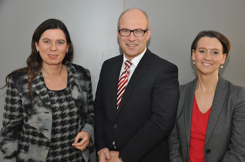 Auf dem Bild sind Berlins Bildungssenatorin Sandra Scheeres, Ties Rabe, Senator für Schule und Berufsbildung (Hamburg) und Claudia Bogedan, Senatorin für Kinder und Bildung (Bremen) v.l.n.r. zu sehen. 