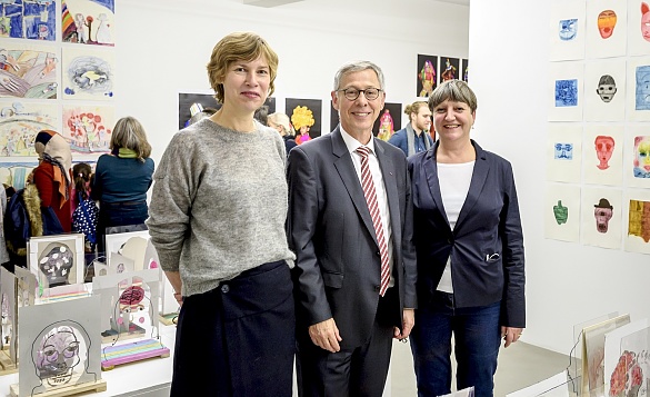 Janneke de Vries, Direktorin der Weserburg, Bürgermeister Carsten Sieling und Andrea Siamis, Projektleiterin von Quartier, freuen sich über den Beginn der Ausstellung.