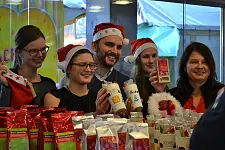 Staatsrätin Ulrike Hiller (re.) mit einigen Beschäftigten der Bremer Landesvertretung in Berlin, die sich an der Aktion beteiligen