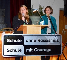Die Schul-Patinnen für „Schule gegen Rassismus – Schule für Courage“ Alina Otto (l.) und Birte Habel. 