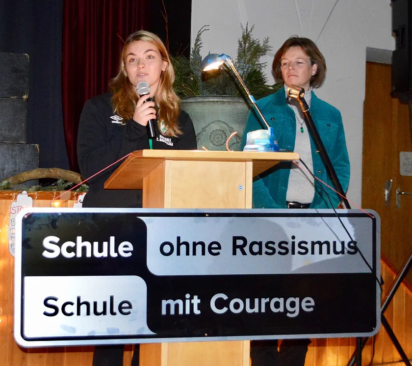 Die Schul-Patinnen für „Schule gegen Rassismus – Schule für Courage“ Alina Otto (l.) und Birte Habel. 