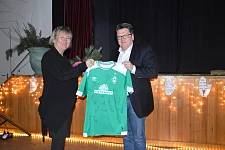 Schulleiterin Annette McCallum und Werder Präsident Hubertus Hess-Grunewald bei der Übergabe des Trikots. 