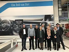 In den Hallen von Mercedes-Benz: v.l.n.r. Martin Günthner, Arnhelm Mittelbach, Heinz-Erich Lehwald, Bärbel Hölzen-Schoh, Klaus Oks, Barbara Dengel, Manfred Henkis, Hildegard Jansen und Kai Stührenberg  