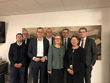 v.r.n.l.: Hauke Blumhoff, Kai Stührenberg, Martin Günthner, Nils Schnorrenberger, Bärbel Hölzen-Schoh, Klaus Oks, Hildegard Jansen zu Gast bei Bremenports-Geschäftsführer Robert Howe 