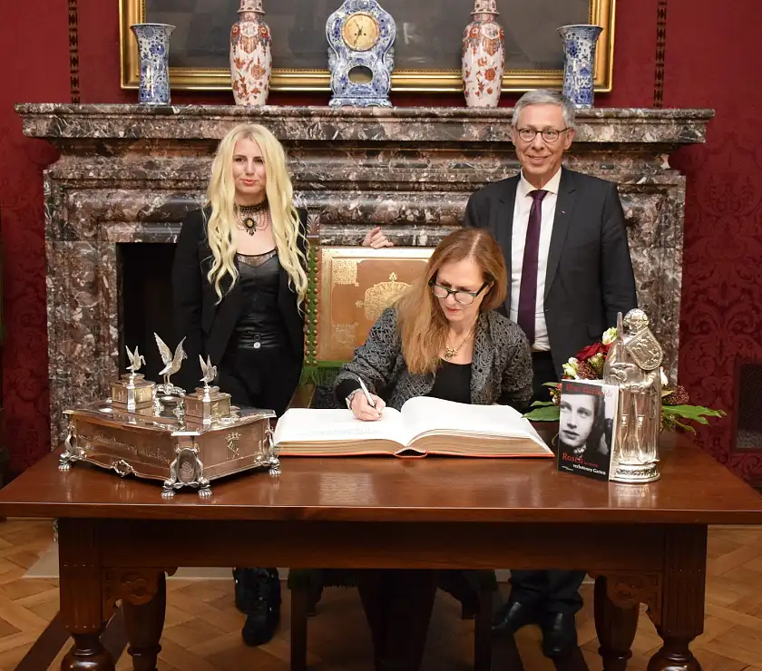 Eintrag in das Goldene Buch der Freien Hansestadt Bremen: Elise Garibaldi, Ruth Bahar und Bürgermeister Carsten Sieling