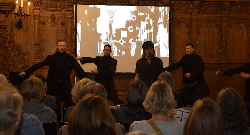 Musikstücke aus dem New Yorker Rockmusical und für die Bremer Präsentation eigens entwickelte Choreographien von Berliner Tänzern  - Im Hintergrund Fotos aus der NS-Zeit in Bremen