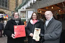 Urkunde für Anja Fürst: Bürgerschaftspräsident Christian Weber und Marita Wessel-Niepel gratulieren zum 1. Platz