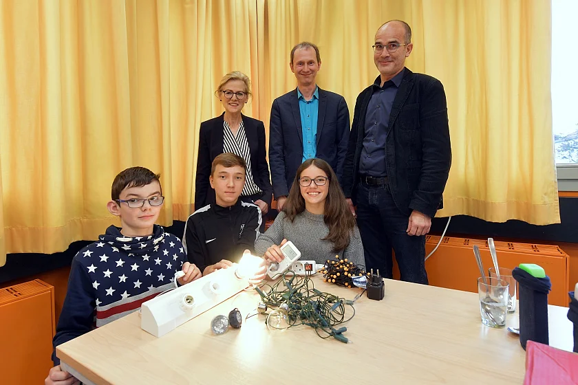 Schulleiterin Ulla Pörtner, Martin Grocholl, Geschäftsführer der gemeinnützigen Klimaschutzagentur energiekonsens und Udo Stoessel, Referatsleiter Liegenschaften (v.l.) bei der Senatorin für Kinder und Bildung waren erstaunt über die Experimente der Schüler Tobias, Dennis und Laura (v.l.). Foto honorarfrei