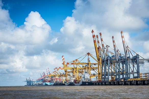 Der Containerterminal in Bremerhaven verfügt über eine der längsten Stromkajen der Welt.