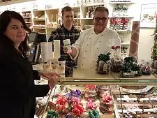 Staatsrätin Ulrike Hiller, Cup2date-Gründer Lucian Suhrhoff und Geschäftsführer der Konditorei Stecker, Bernard Timphus (v.l.) | Foto: BBEE