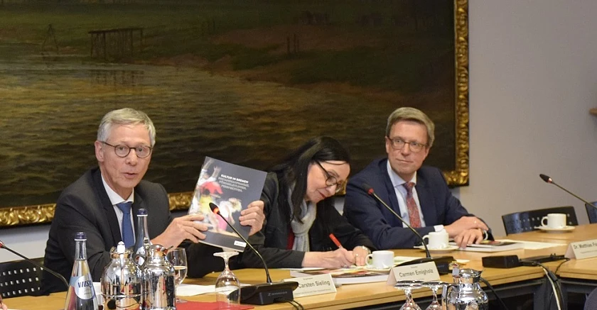 Er macht die kulturelle Vielfalt Bremens sichtbar: Der Kulturförderbericht, der heute von Bürgermeister Sieling, Kulturstaatsrätin Emigholz und Hauptgeschäftsführer Fonger (re.) im Rathaus vorgestellt wurde