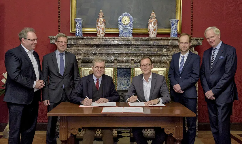 Freuen sich über den neuen Kooperationsvertrag (v.l.n.r.): Ekkehart Siering, Staatsrat beim Senator für Wirtschaft, Arbeit und Häfen, Dr. Matthias Fonger, Hauptgeschäftsführer und I. Syndicus der Handelskammer, Harald Emigholz, Präses der Handelskammer, Martin Günthner, Senator für Wirtschaft, Arbeit und Häfen, Ralf Stapp und Jörn-Michael Gauss, die Geschäftsführer der BAB – Die Förderbank für Bremen und Bremerhaven.