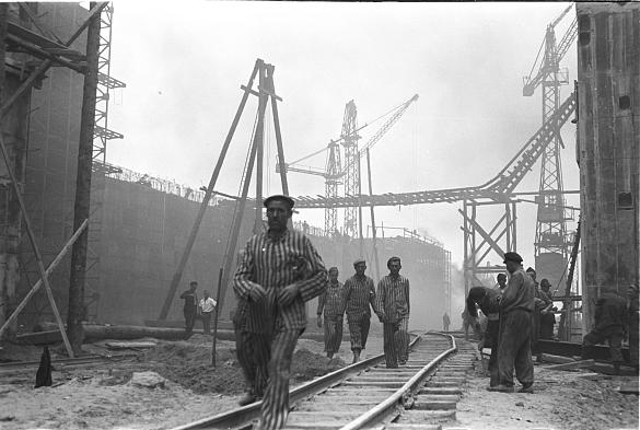 Zwangsarbeiter am Bunker Valentin im Sommer 1944. 