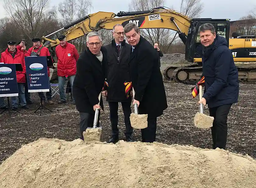 Erster Spatenstich für die Weserquerung der A281: Bürgermeister Carsten Sieling, Dirk Brandenburger (Geschäftsführer Bundesprojektunternehmen Deges), Staatssekretär Enak Ferlemann, Senator Joachim Lohse (v.l.)