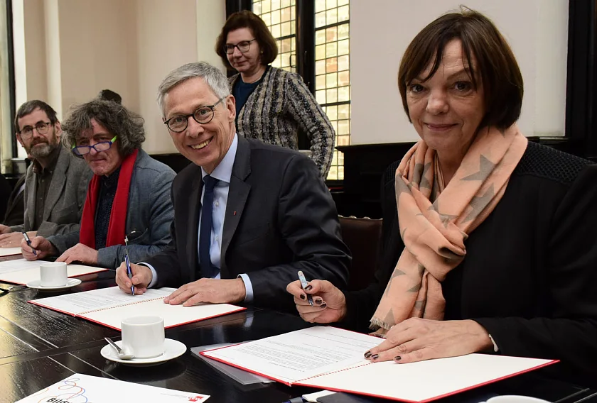 Freuen sich über die Unterzeichnun der Vereinbarung zugunsten der freiberuflichen Dozentinnen und Dozenten der VHS: Direktorin Dr. Sabina Schoefer, Bürgermeister Dr. Carsten Sieling, GEW-Landesvorstandssprecher Christian Gloede und Hajo Kuckero für den Kursleiterrat (v.r.)