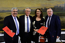 Hochzufriedene Gesichter nach der Unterzeichnung des "Letter of Intent": Melf Grantz, Carsten Sieling, Karoline Linnert und Torsten Neuhoff (von links)