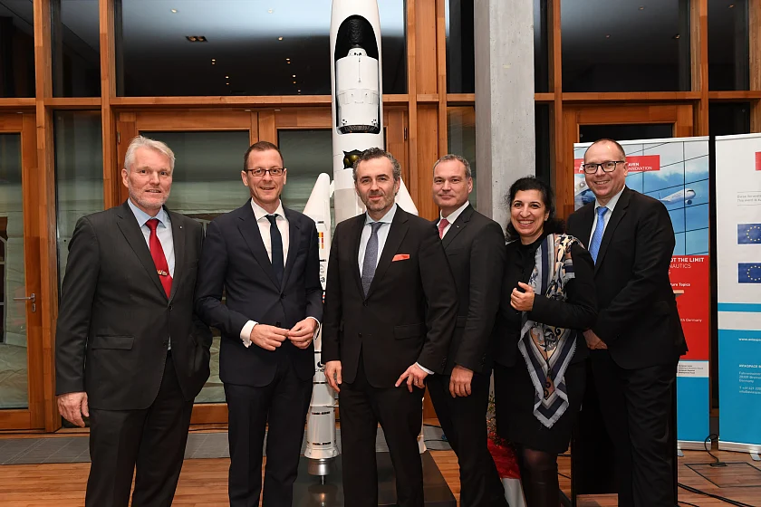 Holger W. Oelze, Vorstandsvorsitzender AVIASPACE Bremen e.V., Senator Martin Günthner, Thomas Jarzombek, Koordinator der Bundesregierung für Luft- und Raumfahrt, Dr.-Ing. Walther Pelzer, Vorstandsmitglied und Leiter DLR-Raumfahrtmanagement, Roya Ayazi, Generalsekretärin des Netzwerkes NEREUS (Network of European Regions Using Space Technologies), Brüssel, Frank Hanf, Dienststellenleiter der Landesvertretung Bremen beim Bund, Berlin