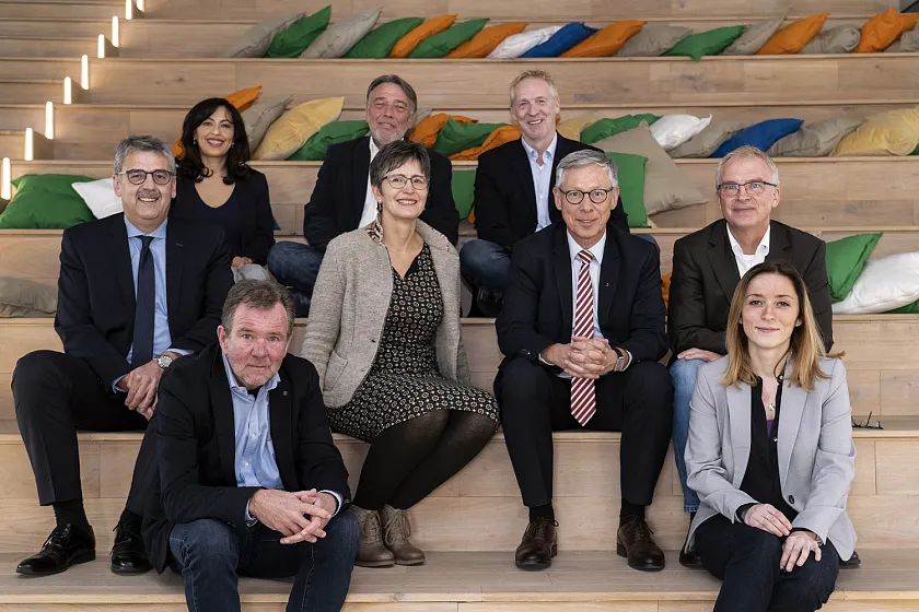 Besuch in der Reihe „Starke Wirtschaft. Starkes Land“ bei abat. Auf dem Foto zu sehen sind (jeweils von links): (oben) Maria Fernanda Brito Wandemberg (Mitarbeiterin und Botschafterin Einbürgerungskamapgne), Ronald Wermann (Mitgründer und Vorstand abat AG), Peter Grendel (Vorstand abat AG und Geschäftsführender Gesellschafter abat+), (Mitte) Andreas Heyer (Geschäftsführer WFB), Gyde Wortmann (Mitgründerin und Vorstand abat AG), Bürgermeister Sieling, Holger Pralle (Mitgründer und Vorstand abat AG), (unten) Hinrich Meisterknecht (Mitgründer und Vorstand abat AG) Swetlana Lipnitskaya (ID Impuls, abat Tochterunternehmen)
