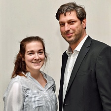 Das Foto zeigt Leah Anna Keller mit dem Ausbildungsbeauftragten Lars Dienemann.